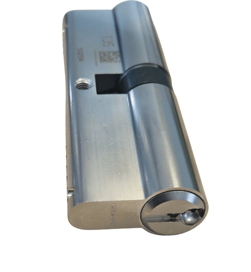 Secure Schüco 279211 double cylinder 45/45 with 30° cam for door locking.